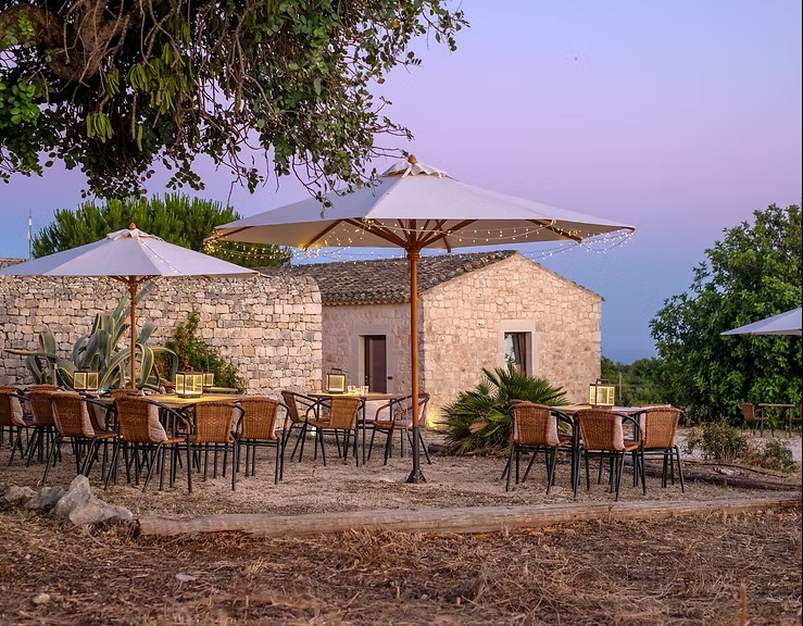 Cover — Riempire una masseria siciliana nei mesi che contano.