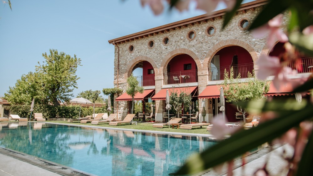 Cover — Un rifugio di charme sul Garda, raccontato senza retorica.